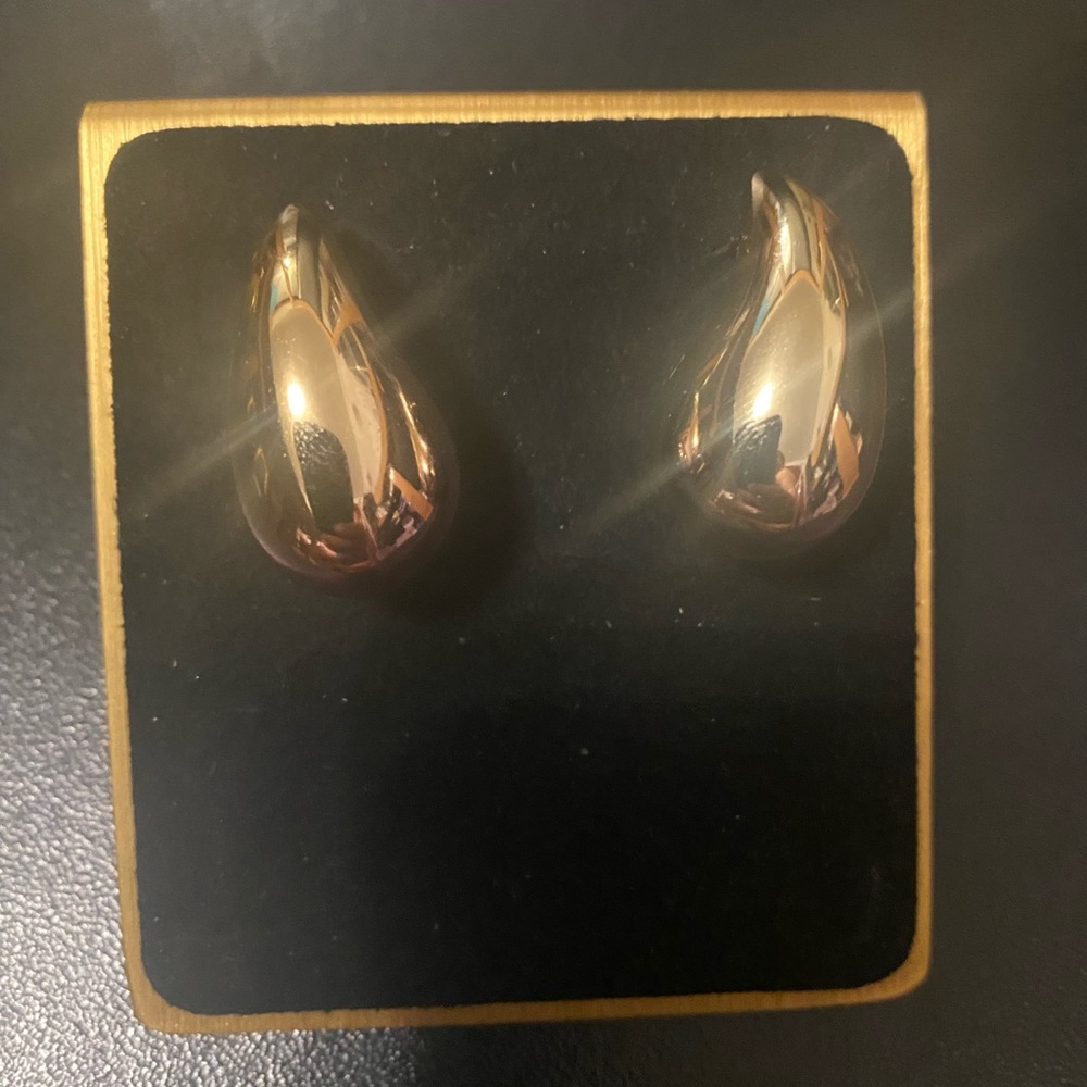 Elegant Gold Teardrop Earrings
